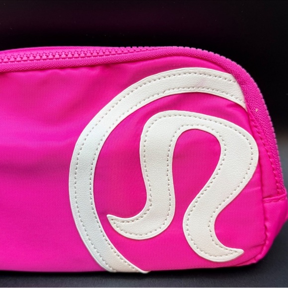 Lululemon 1L NWT SONIC Pink/White Belt Bag - Picture 3 of 5